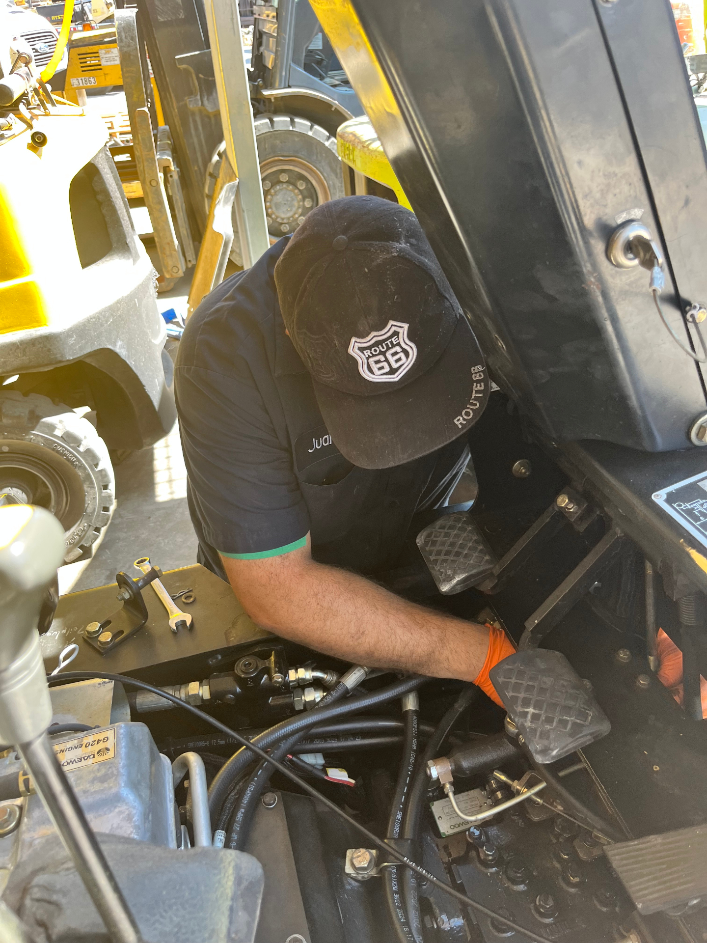 Hi Desert Forklift technician diagnosing a forklift engine and hydraulic system